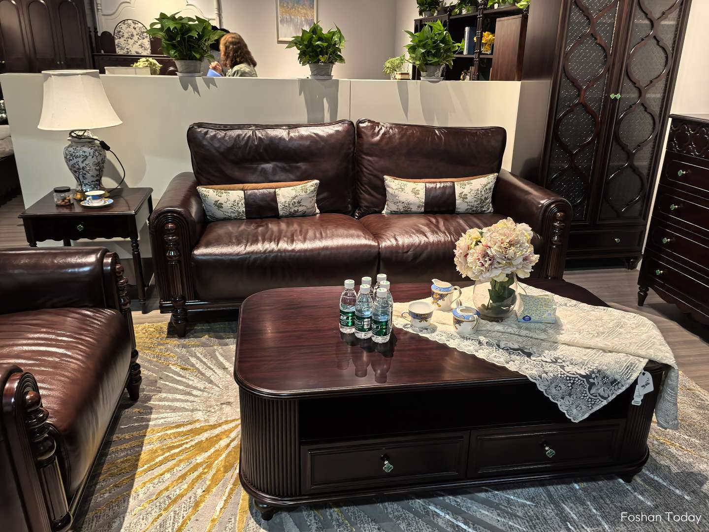 Read more about the article American-Style Sofas at Dongguan 2025 | Leather & Solid Wood Furniture Trends