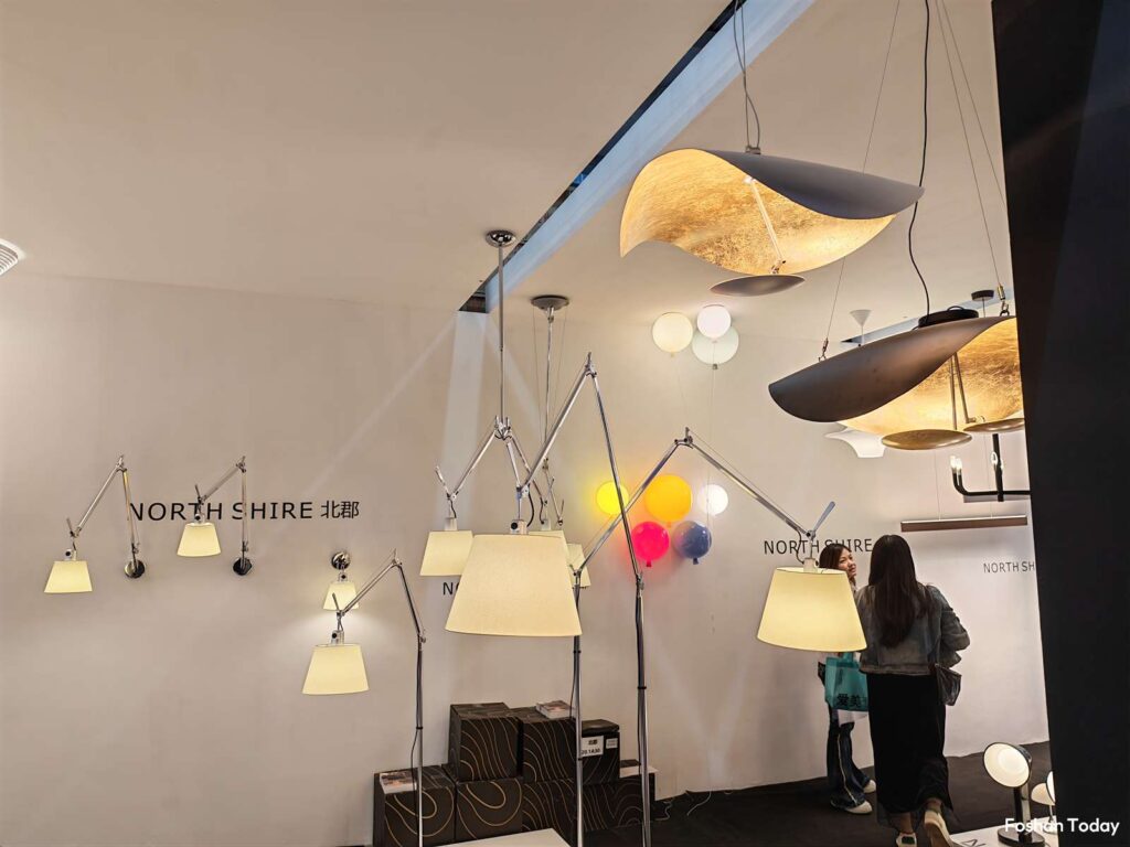 adjustable-floor-lamp-display
