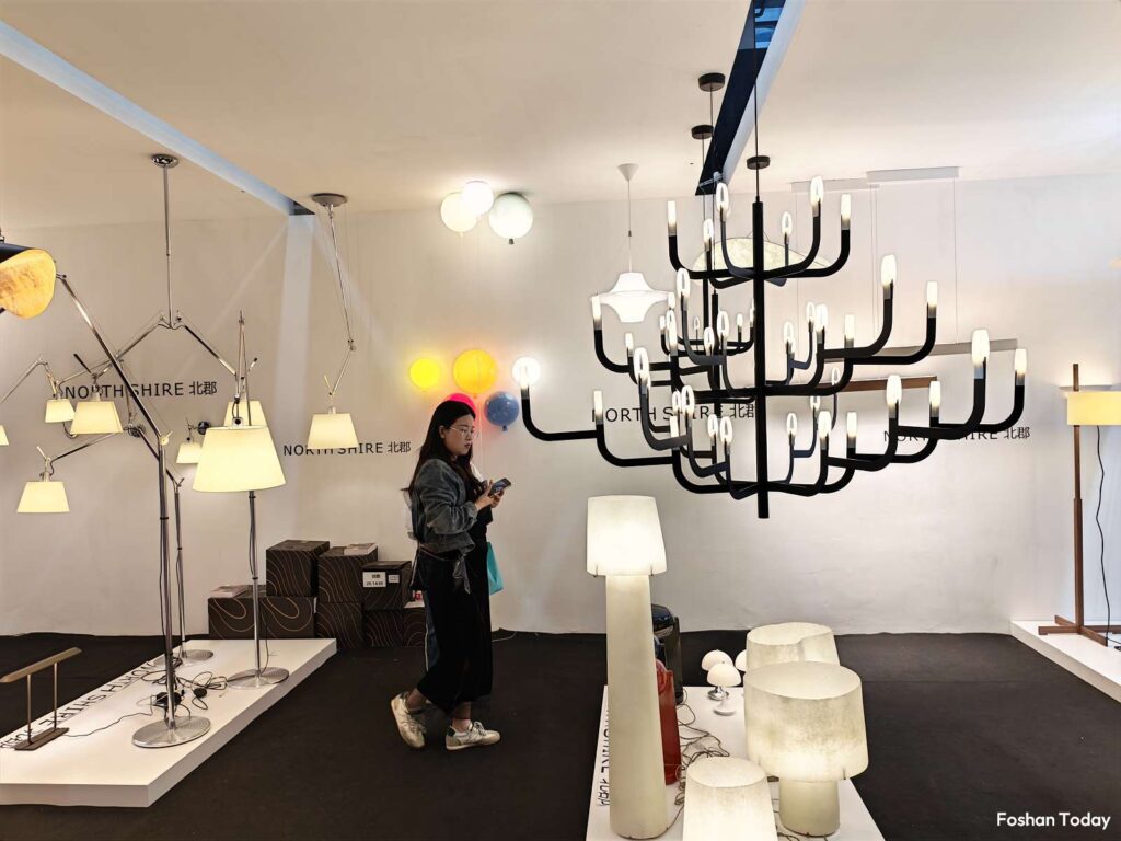 black-chandelier-lighting-display
