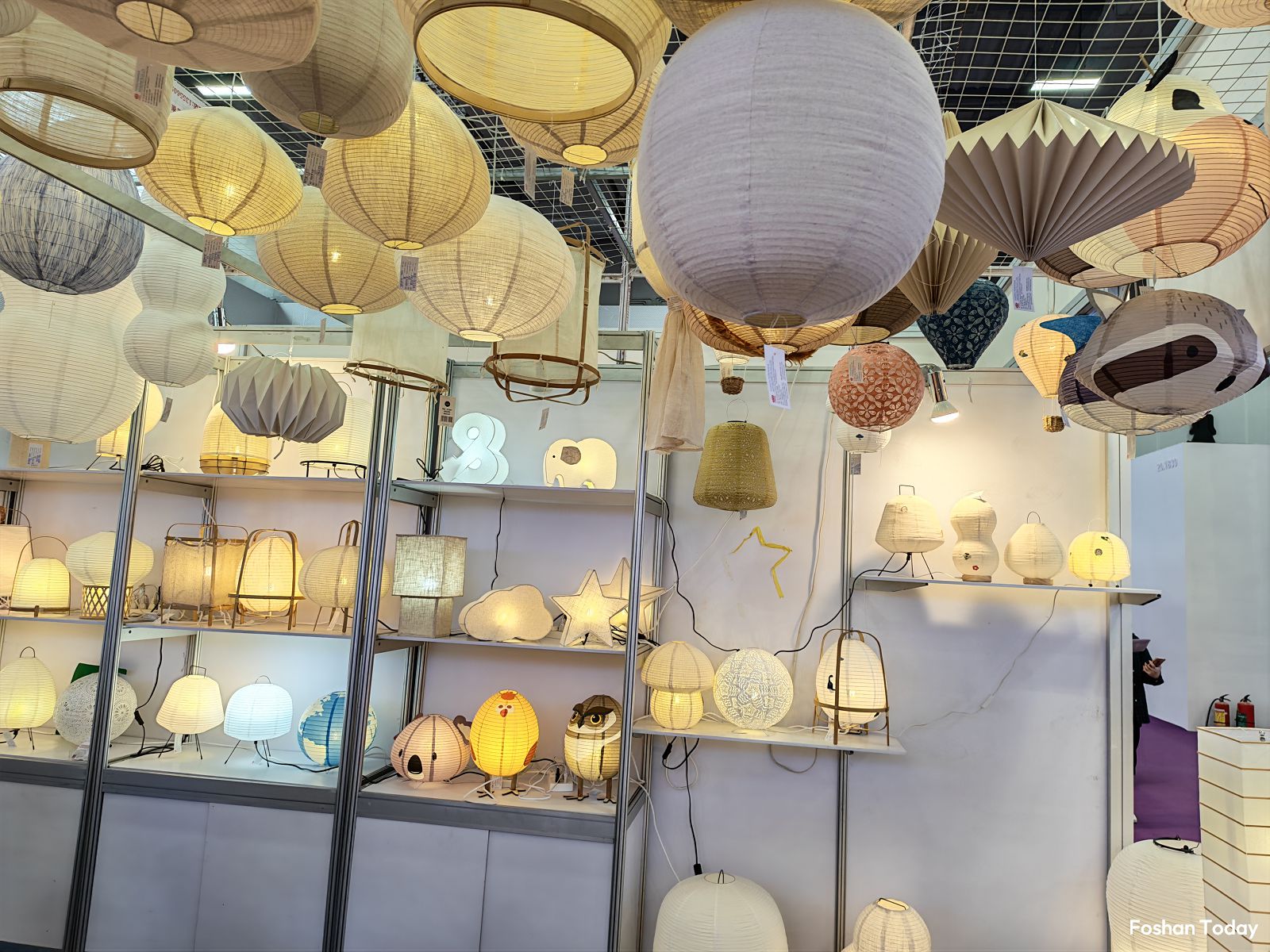 hanging-paper-lantern-lighting-display