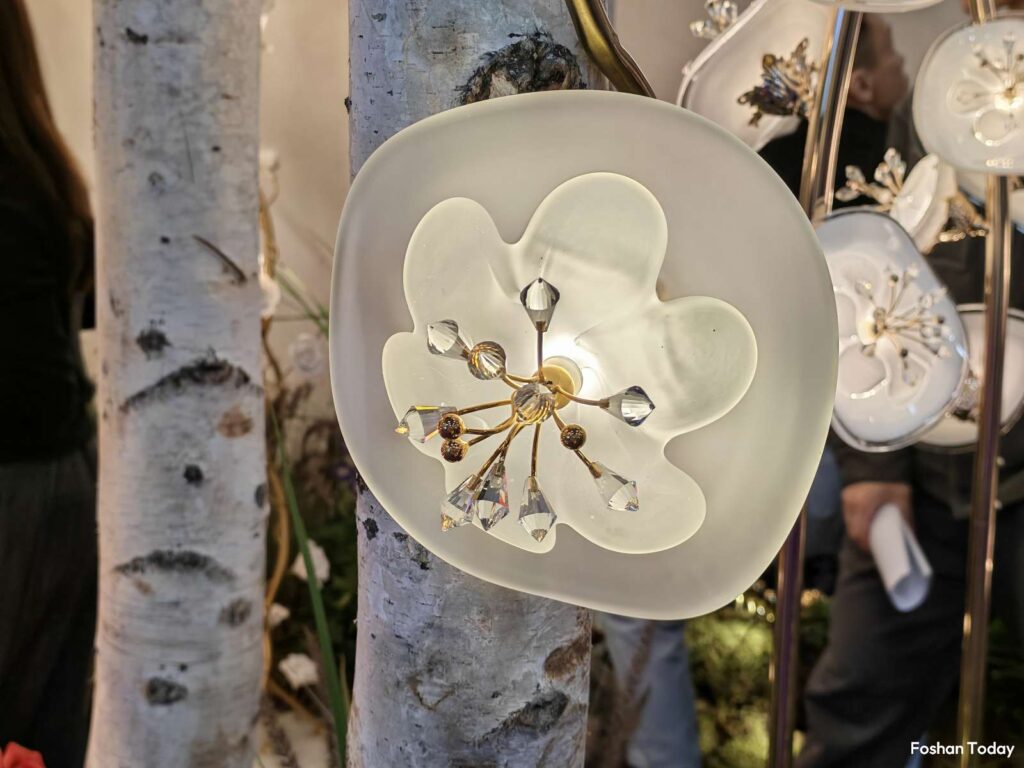 sculptural-flower-wall-light