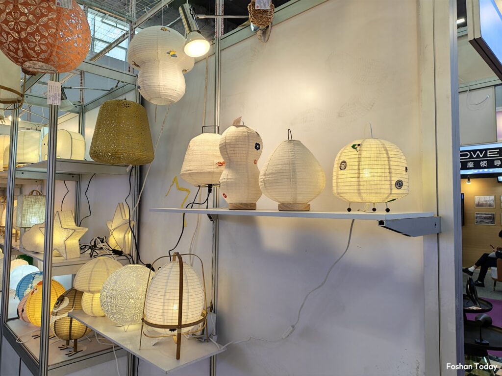 warm-paper-table-lamps-display-shelf